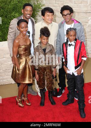 Die Schauspielerfamilie will Smith, Jada Pinkett Smith, Jaden Smith, Trey Smith und Willow Smith werden auf dem roten Teppich von Schauspieler Jackie Chan bei der Premiere von „The Karate Kid“ im Grauman's Chinese Theatre geführt. Die Familie unterstützte den 11-jährigen Jaden Smith, der die Hauptrolle im Remake des gleichnamigen Films von 1984 übernimmt. Der ursprüngliche Star des beliebten Films, Ralph Macchio, war ebenfalls auf der Premiere . Los Angeles, Kalifornien. 06/07/10. Stockfoto