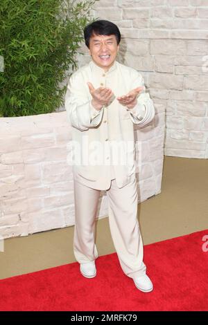 Jackie Chan läuft auf dem roten Teppich und posiert auf einer Requisite bei der Premiere von „The Karate Kid“, die im Grauman's Chinese Theatre stattfindet. Chan, der für seine lange Karriere in Kung-Fu-Filmen bekannt ist, spielt die Rolle des Mentors Mr. Han bei der Remake des gleichnamigen Films von 1984. Der ursprüngliche Star des beliebten Films, Ralph Macchio, war ebenfalls auf der Premiere . Los Angeles, Kalifornien. 06/07/10. Stockfoto