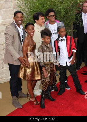 Die Schauspielerfamilie will Smith, Jada Pinkett Smith, Jaden Smith, Trey Smith und Willow Smith werden auf dem roten Teppich von Schauspieler Jackie Chan bei der Premiere von „The Karate Kid“ im Grauman's Chinese Theatre geführt. Die Familie unterstützte den 11-jährigen Jaden Smith, der die Hauptrolle im Remake des gleichnamigen Films von 1984 übernimmt. Der ursprüngliche Star des beliebten Films, Ralph Macchio, war ebenfalls auf der Premiere . Los Angeles, Kalifornien. 06/07/10. Stockfoto