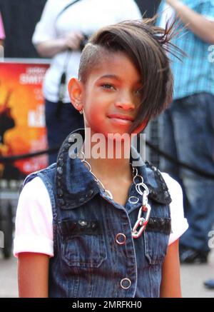 Willow Smith kommt zur britischen Premiere von „The Karate Kid“ am Odeon Leicester Square. Der junge und modische Jaden Smith, der Star des Remake, schien vor den Kameras Spaß zu haben, indem er eine Karate-Pose in einer Jacke mit Nieten schlug. Jaden wurde von seiner ebenso modischen Familie, Dad will Smith, der mom-Schauspielerin Jada Pinkett Smith, die ein neutrales, großes Paillettenkleid trug, und Schwester Willow Smith, die Leggings mit Union-Jack-Muster, Converse Turnschuhe und eine Lederjacke trug, begleitet. Die Familie wurde gesehen, wie sie zusammen in einem silbernen Mercedes-Van ankam. London, Großbritannien. 07/15/10. Stockfoto