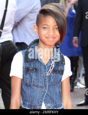 Willow Smith kommt zur britischen Premiere von „The Karate Kid“ am Odeon Leicester Square. Der junge und modische Jaden Smith, der Star des Remake, schien vor den Kameras Spaß zu haben, indem er eine Karate-Pose in einer Jacke mit Nieten schlug. Jaden wurde von seiner ebenso modischen Familie, Dad will Smith, der mom-Schauspielerin Jada Pinkett Smith, die ein neutrales, großes Paillettenkleid trug, und Schwester Willow Smith, die Leggings mit Union-Jack-Muster, Converse Turnschuhe und eine Lederjacke trug, begleitet. Die Familie wurde gesehen, wie sie zusammen in einem silbernen Mercedes-Van ankam. London, Großbritannien. 07/15/10. Stockfoto