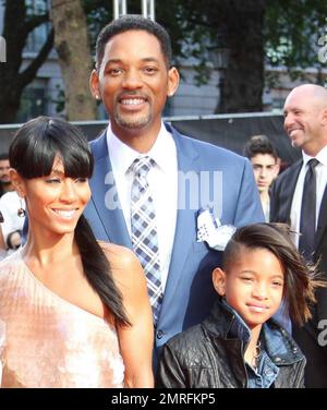 Jada Pinkett Smith, will Smith und Willow Smith kommen zur britischen Premiere von „The Karate Kid“ am Odeon Leicester Square. Der junge und modische Jaden Smith, der Star des Remake, schien vor den Kameras Spaß zu haben, indem er eine Karate-Pose in einer Jacke mit Nieten schlug. Jaden wurde von seiner ebenso modischen Familie, Dad will Smith, der mom-Schauspielerin Jada Pinkett Smith, die ein neutrales, großes Paillettenkleid trug, und Schwester Willow Smith, die Leggings mit Union-Jack-Muster, Converse Turnschuhe und eine Lederjacke trug, begleitet. Die Familie wurde gesehen, wie sie zusammen in einem silbernen Mercedes-Van ankam. London, Großbritannien. Stockfoto