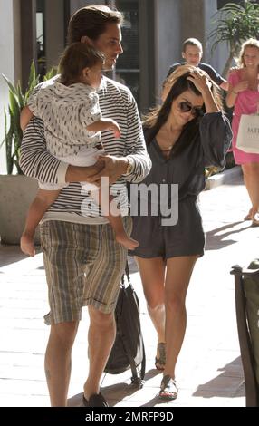 Kourtney Kardashian mit Sohn Mason Dash Disick und Partner Scott Disick im Malibu Country Mart in Malibu, Kalifornien. 8/14/11 Stockfoto
