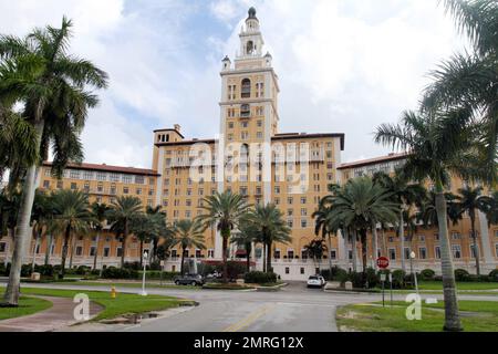 Die Familie Kardashian kommt im historischen Biltmore Hotel an, gekleidet für ein Fotoshooting. Kim und Khloe trugen ähnlich fließende Kleider mit Lederoberteilen, während sich der jüngere Bruder Kylie für ein hippiges lila Kleid mit Kopfband entschied. Die neue mutter Kourtney trug ein tiefes, farbenfrohes Kleid und wurde von Scott Disick und ihrer kleinen Tochter Penelope begleitet. Miami, Florida 1. Oktober 2012. Stockfoto