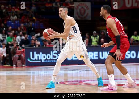 Mailand, Italien. 29. Januar 2023. Italien, Mailand, dez. 29 2023: Diego Flaccadori (Trento Playmaker) dribbelt im 1. Quartal während des Basketballspiels EA7 Emporio Armani Milan vs Dolomiti Energia Trentino, LBA 2022-2023 day17 auf dem Mediolanum Forum (Foto: Fabrizio Andrea Bertani/Pacific Press) Kredit: Pacific Press Media Production Corp./Alamy Live News Stockfoto