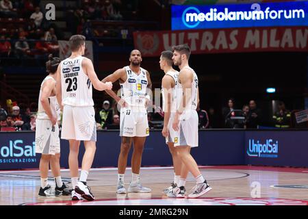 Mailand, Italien. 29. Januar 2023. Italien, Mailand, dez. 29 2023: Spieler von Trento machen eine Auszeit im Gericht und warten auf die Antwort einer Wiederholung während des Basketballspiels EA7 Emporio Armani Milan vs Dolomiti Energia Trentino, LBA 2022-2023 day17 im Mediolanum Forum (Foto: Fabrizio Andrea Bertani/Pacific Press) Kredit: Pacific Press Media Production Corp./Alamy Live News Stockfoto