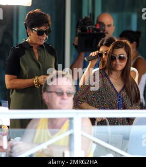 Reality-Stars Kim Kardashian und Schwester Kourtney Kardashing, zusammen mit ihrer mutter Kris Jenner und Kourtneys Freund Scott Disick, wurden gesehen, wie sie beim Mittagessen am Pool in ihrem Hotel zu Mittag aßen, während die Kameras drehten. Miami Beach, Florida 28. September 2012 Stockfoto