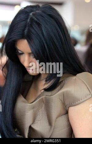 Kim Kardshian trägt ein Interessantes Kleid aus einem einzigartigen Stoff, während sie und ihre Schwestern Khloe und Kourtney Kitson auf dem Robertson Blvd besuchen, um für ihre neuen Gummiarmbänder, Silly Bandz, zu werben. Die Armbänder werden bald in den Läden sein, mit einem Preis von etwa 6 Dollar. Ein exklusives „Kardashian Glam“-Paket enthält 24 Armbänder. Los Angeles, Kalifornien. 2/4/11. Stockfoto