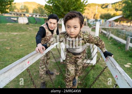 Vater spielte mit Sohn cs Stockfoto