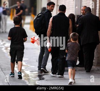 Karl Urban kommt mit seinen Söhnen Hunter und Indiana im Studio „Jimmy Kimmel Live“ an. Urban wirbt derzeit für seinen neuen Film „Red“, in dem er unter anderem mit Bruce Willis und Helen Mirren Co-Stars spielt. Hollywood, Kalifornien. 10/12/10. Stockfoto
