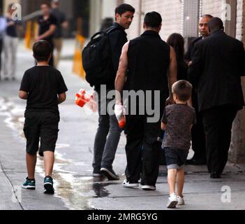 Karl Urban kommt mit seinen Söhnen Hunter und Indiana im Studio „Jimmy Kimmel Live“ an. Urban wirbt derzeit für seinen neuen Film „Red“, in dem er unter anderem mit Bruce Willis und Helen Mirren Co-Stars spielt. Hollywood, Kalifornien. 10/12/10. Stockfoto