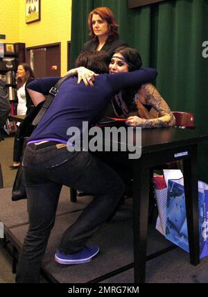 Exklusiv!! Kat von D unterzeichnet Kopien ihres Buches "High Voltage Tattoo" bei Barnes and Noble in New York, New York, New York, 3. 16. 09. Stockfoto