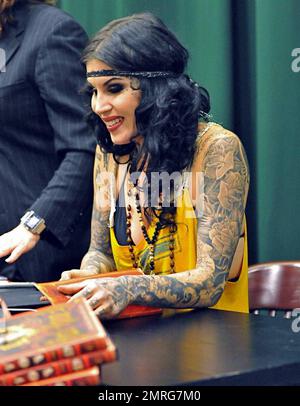 Exklusiv!! Kat von D unterzeichnet Kopien ihres Buches "High Voltage Tattoo" bei Barnes and Noble in New York, New York, New York, 3. 16. 09. Stockfoto