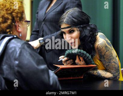 Exklusiv!! Kat von D unterzeichnet Kopien ihres Buches "High Voltage Tattoo" bei Barnes and Noble in New York, New York, New York, 3. 16. 09. Stockfoto