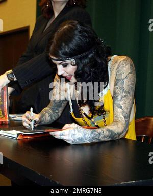 Exklusiv!! Kat von D unterzeichnet Kopien ihres Buches "High Voltage Tattoo" bei Barnes and Noble in New York, New York, New York, 3. 16. 09. Stockfoto