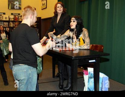 Exklusiv!! Kat von D unterzeichnet Kopien ihres Buches "High Voltage Tattoo" bei Barnes and Noble in New York, New York, New York, 3. 16. 09. Stockfoto