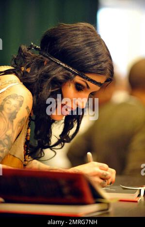 Exklusiv!! Kat von D unterzeichnet Kopien ihres Buches "High Voltage Tattoo" bei Barnes and Noble in New York, New York, New York, 3. 16. 09. Stockfoto
