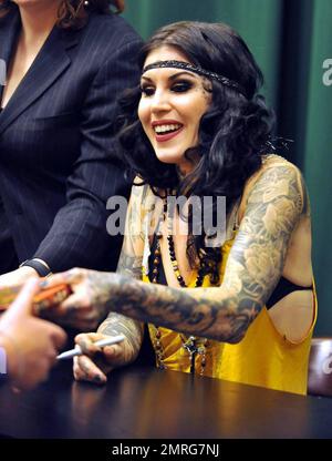 Exklusiv!! Kat von D unterzeichnet Kopien ihres Buches "High Voltage Tattoo" bei Barnes and Noble in New York, New York, New York, 3. 16. 09. Stockfoto