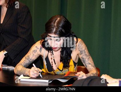 Exklusiv!! Kat von D unterzeichnet Kopien ihres Buches "High Voltage Tattoo" bei Barnes and Noble in New York, New York, New York, 3. 16. 09. Stockfoto