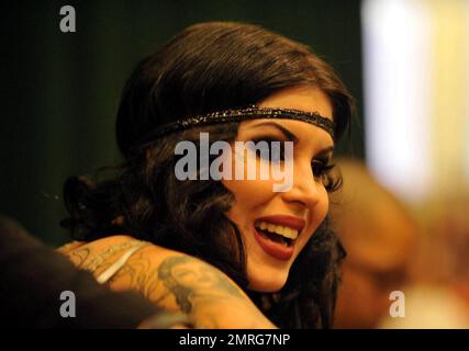 Exklusiv!! Kat von D unterzeichnet Kopien ihres Buches "High Voltage Tattoo" bei Barnes and Noble in New York, New York, New York, 3. 16. 09. Stockfoto