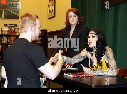 Exklusiv!! Kat von D unterzeichnet Kopien ihres Buches "High Voltage Tattoo" bei Barnes and Noble in New York, New York, New York, 3. 16. 09. Stockfoto