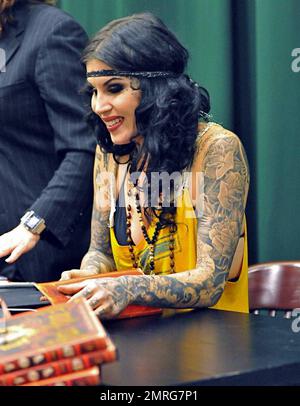 Exklusiv!! Kat von D unterzeichnet Kopien ihres Buches "High Voltage Tattoo" bei Barnes and Noble in New York, New York, New York, 3. 16. 09. Stockfoto