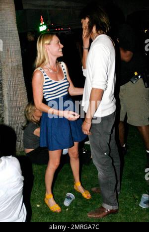 Die Schauspielerin Kate Bosworth und ihr Freund, der englische Model/Sänger James Rousseau, schlendern auf dem Coachella Music and Arts Festival 2009 herum. Indio, CA. 04/18/2009. Stockfoto