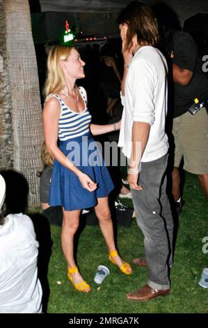 Die Schauspielerin Kate Bosworth und ihr Freund, der englische Model/Sänger James Rousseau, schlendern auf dem Coachella Music and Arts Festival 2009 herum. Indio, CA. 04/18/2009. . Stockfoto