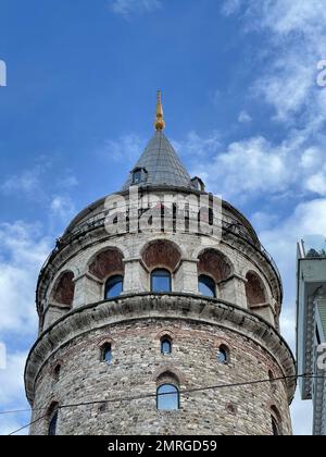 Eine vertikale Aufnahme des Galata Tower auf blauem Wolkenhintergrund in Istanbul, Türkei Stockfoto