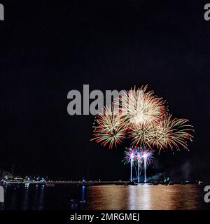 Ein malerischer Blick auf farbenfrohe Feuerwerksproben über dem Hafen von Queen Anne's Battery bei Nacht Stockfoto