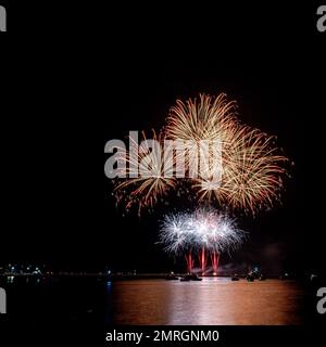 Ein malerischer Blick auf farbenfrohe Feuerwerksproben über dem Hafen von Queen Anne's Battery bei Nacht Stockfoto