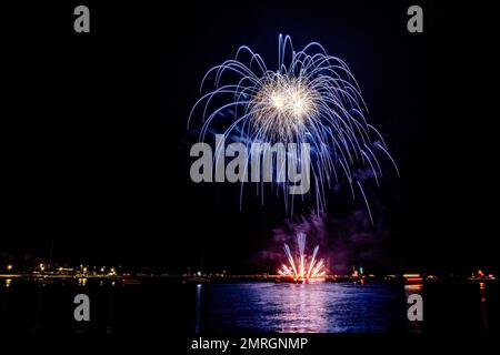 Ein malerischer Blick auf farbenfrohe Feuerwerksproben über dem Hafen von Queen Anne's Battery bei Nacht Stockfoto