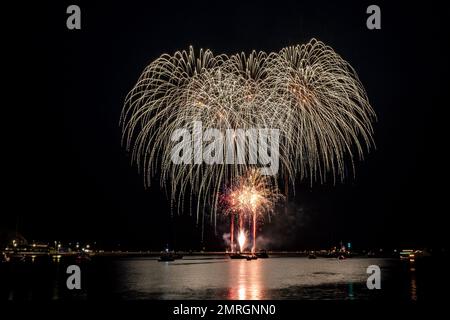 Ein malerischer Blick auf farbenfrohe Feuerwerksproben über dem Hafen von Queen Anne's Battery bei Nacht Stockfoto