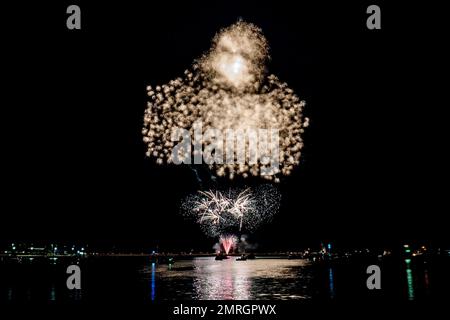 Ein malerischer Blick auf farbenfrohe Feuerwerksproben über dem Hafen von Queen Anne's Battery bei Nacht Stockfoto