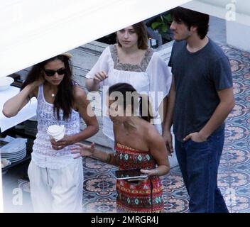 Die Schauspielerin Katie Holmes nimmt einen Kaffee mit, während sie und zwei Begleiter einen Besuch in einem Luxushotel abstatten. Während des kurzen Besuchs spazierte Katie und schaute sich vor der Abreise um das Anwesen. Sie ist in der Stadt und besucht Ehemann Tom Cruise, der gerade seinen neuen Film „Rock of Ages“ in der Gegend filmt. Miami Beach, Florida 6/22/11. Stockfoto