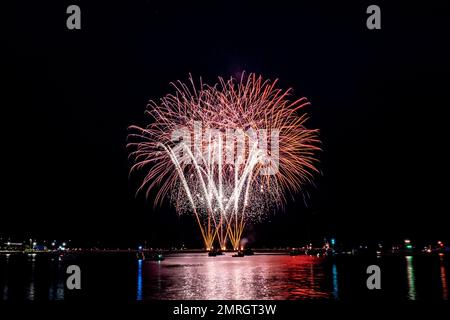 Ein malerischer Blick auf farbenfrohe Feuerwerksproben über dem Hafen von Queen Anne's Battery bei Nacht Stockfoto