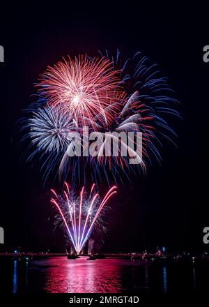 Ein malerischer Blick auf farbenfrohe Feuerwerksproben über dem Hafen von Queen Anne's Battery bei Nacht Stockfoto