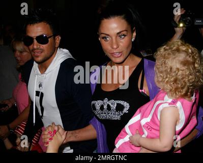 Katie Price alias Jordan und Ehemann Peter Andre kommen aus London nach einem langen Flug mit den Kindern Harvey, Junior und Prinzessin Tiˆamii am LAX an. Es heißt, dass das Promi-Paar nach Los Angeles umzieht, zum Wohle seines ältesten Sohnes, Harvey. Harvey leidet Berichten zufolge an Sehstörungen, Autismus und einem Hormonmangel und Katie sucht eine bessere Behandlung für ihn in L.A. Katie wurde zitiert: "Wir kommen mit der ganzen Familie nach Los Angeles zurück und werden nach Schulen für Harvey suchen. Wir werden auch nach Fachärzten suchen, die dazu in der Lage sein werden Stockfoto