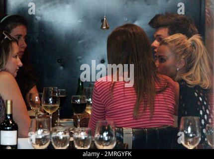 Nach der Ankunft mit einem Flug aus Großbritannien verbrachte Modell Katie Price (alias Jordan) den Tag mit ihrem Freund Leandro Penna. Die beiden haben in Puerto Madero mit Assistenten und Freunden einen Happen zu essen bekommen und haben später einige Sportschuhe und andere Dinge in einem lokalen Einkaufszentrum gekauft. Price und Penna sahen sehr glücklich aus, zusammen zu sein und konnten ihre Hände nicht voneinander lassen. Penna hielt seine Arme um sie, während sie auf seinem Schoß saß und spazierte. Obwohl das Paar nicht sehr gut die Sprachen des anderen spricht, scheint es ihr Liebesleben nicht zu behindern. Katie soll es sein Stockfoto