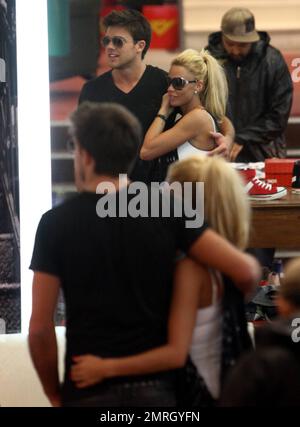 Nach der Ankunft mit einem Flug aus Großbritannien verbrachte Modell Katie Price (alias Jordan) den Tag mit ihrem Freund Leandro Penna. Die beiden haben in Puerto Madero mit Assistenten und Freunden einen Happen zu essen bekommen und haben später einige Sportschuhe und andere Dinge in einem lokalen Einkaufszentrum gekauft. Price und Penna sahen sehr glücklich aus, zusammen zu sein und konnten ihre Hände nicht voneinander lassen. Penna hielt seine Arme um sie, während sie auf seinem Schoß saß und spazierte. Obwohl das Paar nicht sehr gut die Sprachen des anderen spricht, scheint es ihr Liebesleben nicht zu behindern. Katie soll es sein Stockfoto