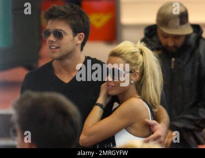 Nach der Ankunft mit einem Flug aus Großbritannien verbrachte Modell Katie Price (alias Jordan) den Tag mit ihrem Freund Leandro Penna. Die beiden haben in Puerto Madero mit Assistenten und Freunden einen Happen zu essen bekommen und haben später einige Sportschuhe und andere Dinge in einem lokalen Einkaufszentrum gekauft. Price und Penna sahen sehr glücklich aus, zusammen zu sein und konnten ihre Hände nicht voneinander lassen. Penna hielt seine Arme um sie, während sie auf seinem Schoß saß und spazierte. Obwohl das Paar nicht sehr gut die Sprachen des anderen spricht, scheint es ihr Liebesleben nicht zu behindern. Katie soll es sein Stockfoto