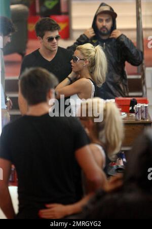 Nach der Ankunft mit einem Flug aus Großbritannien verbrachte Modell Katie Price (alias Jordan) den Tag mit ihrem Freund Leandro Penna. Die beiden haben in Puerto Madero mit Assistenten und Freunden einen Happen zu essen bekommen und haben später einige Sportschuhe und andere Dinge in einem lokalen Einkaufszentrum gekauft. Price und Penna sahen sehr glücklich aus, zusammen zu sein und konnten ihre Hände nicht voneinander lassen. Penna hielt seine Arme um sie, während sie auf seinem Schoß saß und spazierte. Obwohl das Paar nicht sehr gut die Sprachen des anderen spricht, scheint es ihr Liebesleben nicht zu behindern. Katie soll es sein Stockfoto