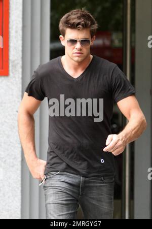 Nach der Ankunft mit einem Flug aus Großbritannien verbrachte Modell Katie Price (alias Jordan) den Tag mit ihrem Freund Leandro Penna. Die beiden haben in Puerto Madero mit Assistenten und Freunden einen Happen zu essen bekommen und haben später einige Sportschuhe und andere Dinge in einem lokalen Einkaufszentrum gekauft. Price und Penna sahen sehr glücklich aus, zusammen zu sein und konnten ihre Hände nicht voneinander lassen. Penna hielt seine Arme um sie, während sie auf seinem Schoß saß und spazierte. Obwohl das Paar nicht sehr gut die Sprachen des anderen spricht, scheint es ihr Liebesleben nicht zu behindern. Katie soll es sein Stockfoto