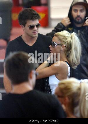 Nach der Ankunft mit einem Flug aus Großbritannien verbrachte Modell Katie Price (alias Jordan) den Tag mit ihrem Freund Leandro Penna. Die beiden haben in Puerto Madero mit Assistenten und Freunden einen Happen zu essen bekommen und haben später einige Sportschuhe und andere Dinge in einem lokalen Einkaufszentrum gekauft. Price und Penna sahen sehr glücklich aus, zusammen zu sein und konnten ihre Hände nicht voneinander lassen. Penna hielt seine Arme um sie, während sie auf seinem Schoß saß und spazierte. Obwohl das Paar nicht sehr gut die Sprachen des anderen spricht, scheint es ihr Liebesleben nicht zu behindern. Katie soll es sein Stockfoto