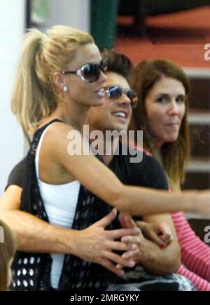 Nach der Ankunft mit einem Flug aus Großbritannien verbrachte Modell Katie Price (alias Jordan) den Tag mit ihrem Freund Leandro Penna. Die beiden haben in Puerto Madero mit Assistenten und Freunden einen Happen zu essen bekommen und haben später einige Sportschuhe und andere Dinge in einem lokalen Einkaufszentrum gekauft. Price und Penna sahen sehr glücklich aus, zusammen zu sein und konnten ihre Hände nicht voneinander lassen. Penna hielt seine Arme um sie, während sie auf seinem Schoß saß und spazierte. Obwohl das Paar nicht sehr gut die Sprachen des anderen spricht, scheint es ihr Liebesleben nicht zu behindern. Katie soll es sein Stockfoto