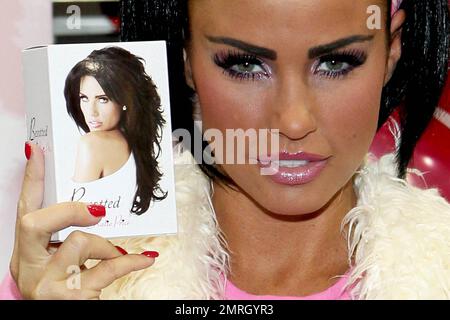 Katie Price (alias Jordan) signiert Autogramme und posiert bei einem Fototermin im Forestside Shopping Centre in Belfast für Fotografen, um ihr neues Parfüm Precious Love zu bewerben. Katie trug eine weißes Weste mit passenden Stiefeln und schien nicht zu bemerken, dass ihre True Religion Jeans geöffnet waren. Belfast, Nordirland. 11/18/10. Stockfoto