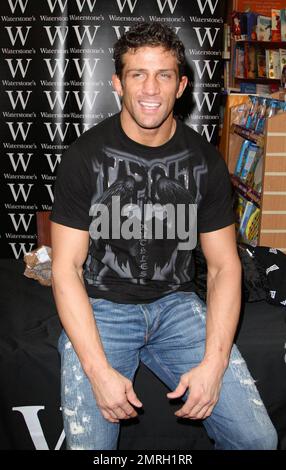 Katie Price (alias Jordan) und ihr Freund Alex Reid nehmen an einer Buchsignierung bei Waterstone's für Katies neues Buch „herausragend“ in London Teil. 11/7/09. Stockfoto