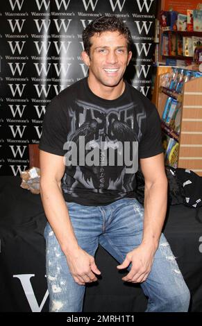 Katie Price (alias Jordan) und ihr Freund Alex Reid nehmen an einer Buchsignierung bei Waterstone's für Katies neues Buch „herausragend“ in London Teil. 11/7/09. Stockfoto