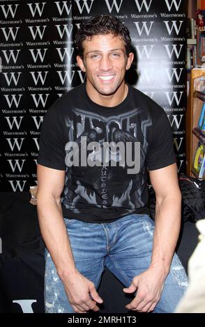 Katie Price (alias Jordan) und ihr Freund Alex Reid nehmen an einer Buchsignierung bei Waterstone's für Katies neues Buch „herausragend“ in London Teil. 11/7/09. Stockfoto