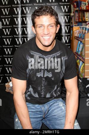 Katie Price (alias Jordan) und ihr Freund Alex Reid nehmen an einer Buchsignierung bei Waterstone's für Katies neues Buch „herausragend“ in London Teil. 11/7/09. Stockfoto